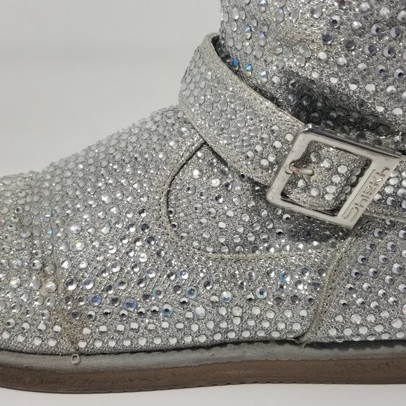 Bringing the bling! Shiekh knee length fur-lined boots and True Religion tee. - Picture 1 of 16